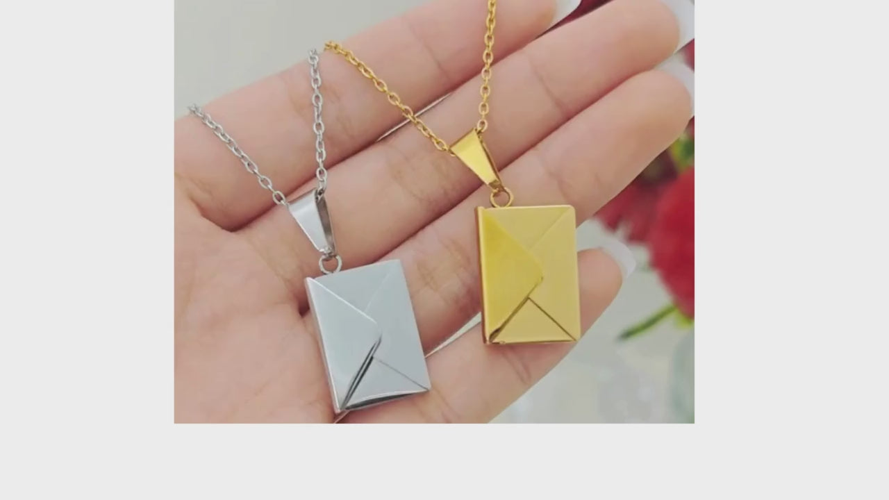 Charger la vidéo : &lt;p&gt;Fabriqué en acier inoxydable 316L, ce collier ne ternit pas et garde son éclat comme les souvenirs qu’il renferme.&lt;br/&gt;&lt;br/&gt;&lt;/p&gt;